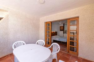 TV o dispositivi per l'intrattenimento presso GO2TENERIFE Apart'Elisa Near the beach & Pool view