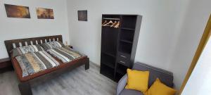 - une chambre avec un lit, une armoire et une chaise dans l'établissement Penzion Šiškovna, à Jívka