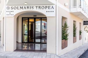 Solmaris Tropea Rooms & Suites في تروبيا: واجهة متجر مع علامة تشير إلى أن سانتا مارتياس فروزا