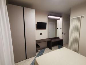 a room with a mirror and a tv on the wall at Valle dell'Eden in Grottammare