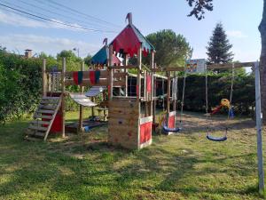 un parco giochi con scivolo e struttura per il gioco di Chez Celine et Philippe appartement dans propriété de charme avec piscine a Le Fossat