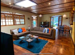 Et opholdsområde på Casa do Curupira - 3 dormitórios com cozinha e vista incrível perto de Campos do Jordão