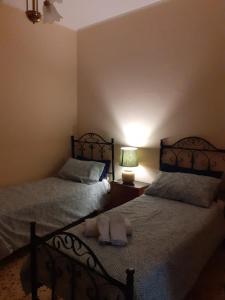 1 dormitorio con 2 camas y toallas. en A Due Passi Dal Centro, en Mazara del Vallo