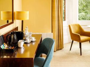 Khu vực ghế ngồi tại Mercure Hull Grange Park Hotel