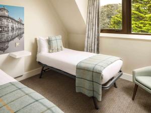 Giường trong phòng chung tại Mercure Hull Grange Park Hotel