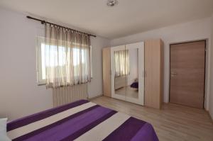sypialnia z łóżkiem i dużym lustrem w obiekcie Villa Mirka w mieście Barban +28 zdjęć