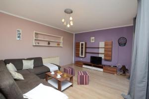 salon z kanapą i stołem w obiekcie Villa Mirka w mieście Barban