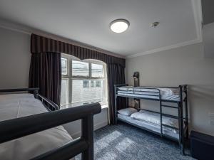 Postel nebo postele na pokoji v ubytování a&o Brighton Beach