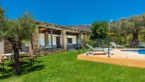Basen w obiekcie Casa Los Olivos Orgiva by Ruralidays lub w pobliżu