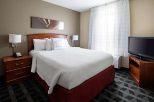 um quarto com uma cama e uma televisão de ecrã plano em Sonesta Simply Suites Seattle Renton em Renton