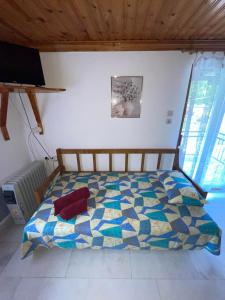 a bedroom with a bed with a colorful quilt at Plane TREE in Mariaí