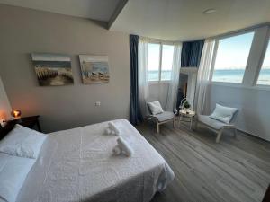 Un dormitorio con una cama con un osito de peluche. en Chalet en mar menor en La Manga del Mar Menor