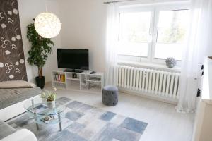 ein Wohnzimmer mit Couch und Fernseher in der Unterkunft Ferienwohnungen Zinnowitz in Zinnowitz