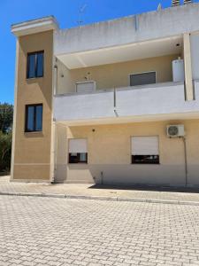 een gebouw met drie ramen aan de zijkant bij Appartamento Calilla in Taranto