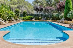 una piscina de agua azul en un patio en Hotel Desitges, en Sant Pere de Ribes