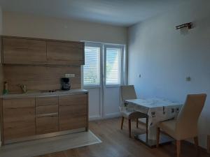 Kuchyň nebo kuchyňský kout v ubytování Apartments EDO