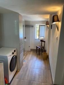 a kitchen with a washer and dryer in a room at Villa D`Amante in Klis