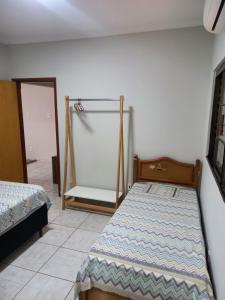 um quarto com 2 camas e um espelho na parede em Residencial Joed 2 em Dourados