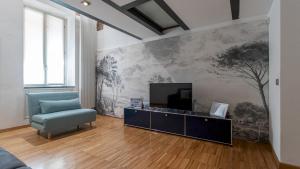 A television and/or entertainment centre at Italianway - Frisi 8
