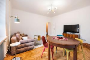 Televízia a/alebo spoločenská miestnosť v ubytovaní Metro Plac Wilsona Etno Apartament