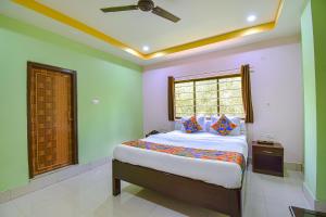 Schlafzimmer mit einem Bett und einem Fenster in der Unterkunft FabHotel Knight Airways in Guwahati