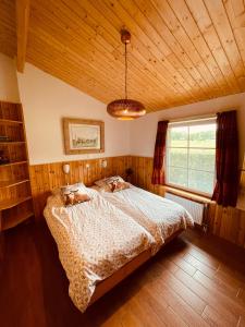 Una cama o camas en una habitación de Erve Dikkeboer