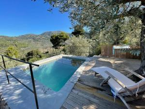 una piscina con terraza y sillas junto a ella en Els Abats, en Fornalutx