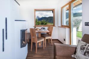 een kleine eetkamer met een tafel en een raam bij Avea App 1 in Laion