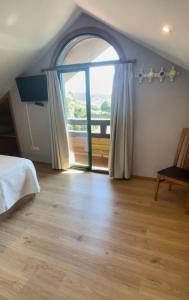 TV a/nebo společenská místnost v ubytování Casa y Apartamento Rural Terra Celta en Salceda de Caselas