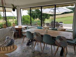 a dining room with a table and chairs at Le clos du Mûrier in Fongrave