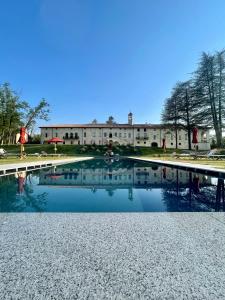 a large pool of water in front of a building at Il Casale Denari in Santa Maria della Versa