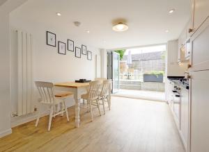 Gallery image of 1 Rainbow Villa, Westbourne in Westbourne