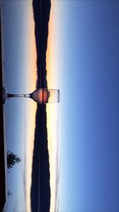 ein Straßenlicht mit der Sonne am Himmel in der Unterkunft Villa Fania in Ohrid