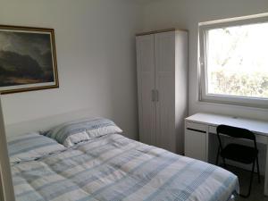 - une chambre avec un lit, un bureau et une fenêtre dans l'établissement Morning Coffee, à Ljubljana