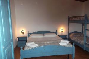 サンタ・クローチェ・カメリーナにあるCapo Scalambriのベッドルーム1室(青いベッド1台、二段ベッド2組付)