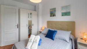 A bed or beds in a room at Apartamento Mirasierra 2 Frigiliana by Ruralidays Még 19 kép