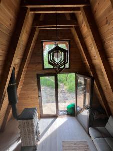 Posezení v ubytování Deleni Retreat - Bungalow Ania