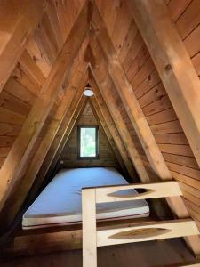 łóżko w środku pokoju w domku na drzewie w obiekcie Deleni Retreat - Bungalow Ania 