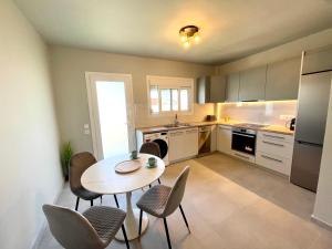 Kuchyň nebo kuchyňský kout v ubytování Serenity City Apartment