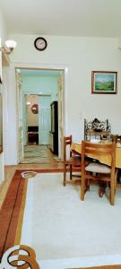 uma sala de estar com uma mesa e um sofá em Guest House Prilep em Prilepo