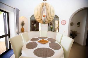 comedor con mesa y lámpara de araña en Casa do Verao, en Carvoeiro