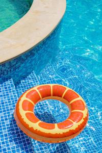uma piscina com um salva-vidas laranja na água em Villa MARINA em Solotvyno