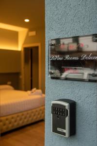 een foto van een kamer met een bed en een klok aan een muur bij DiVino Rooms Deluxe in Sabbio Chiese