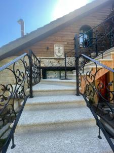 un conjunto de escaleras que conducen a un edificio en Casa y Apartamento Rural Terra Celta en Salceda de Caselas, en Salceda