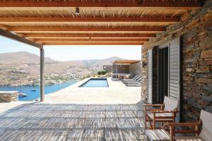 une maison en pierre avec une piscine dans l'établissement Kymo Kea, à Otziás