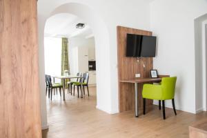 Un comedor con una mesa y sillas verdes. en Villa Müller, en Bad Kissingen