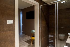 Koupelna v ubytování DiVino Rooms Deluxe + 37 fotografií