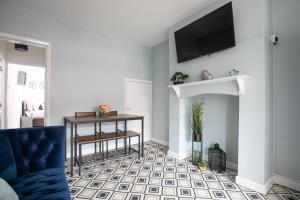 - un salon avec un canapé bleu et une cheminée dans l'établissement Central & Contractors & Leisure House & Spacious, à Lincolnshire