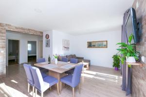 Televízia a/alebo spoločenská miestnosť v ubytovaní Apartment Marijo