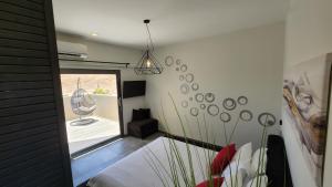 ein Schlafzimmer mit einem Bett und einer Glasschiebetür in der Unterkunft צימר גראפה בערבה - Grappa in Yahel